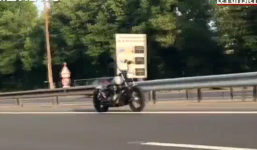 Xe máy “ma” tự chạy bon bon trên phố khiến người dân hoảng hốt